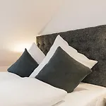 Unique 3*